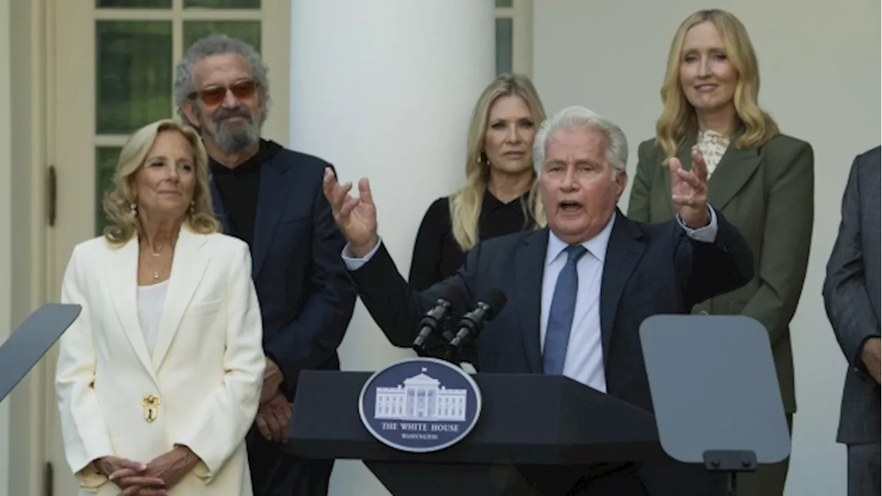 'The West Wing' cast visits the White House