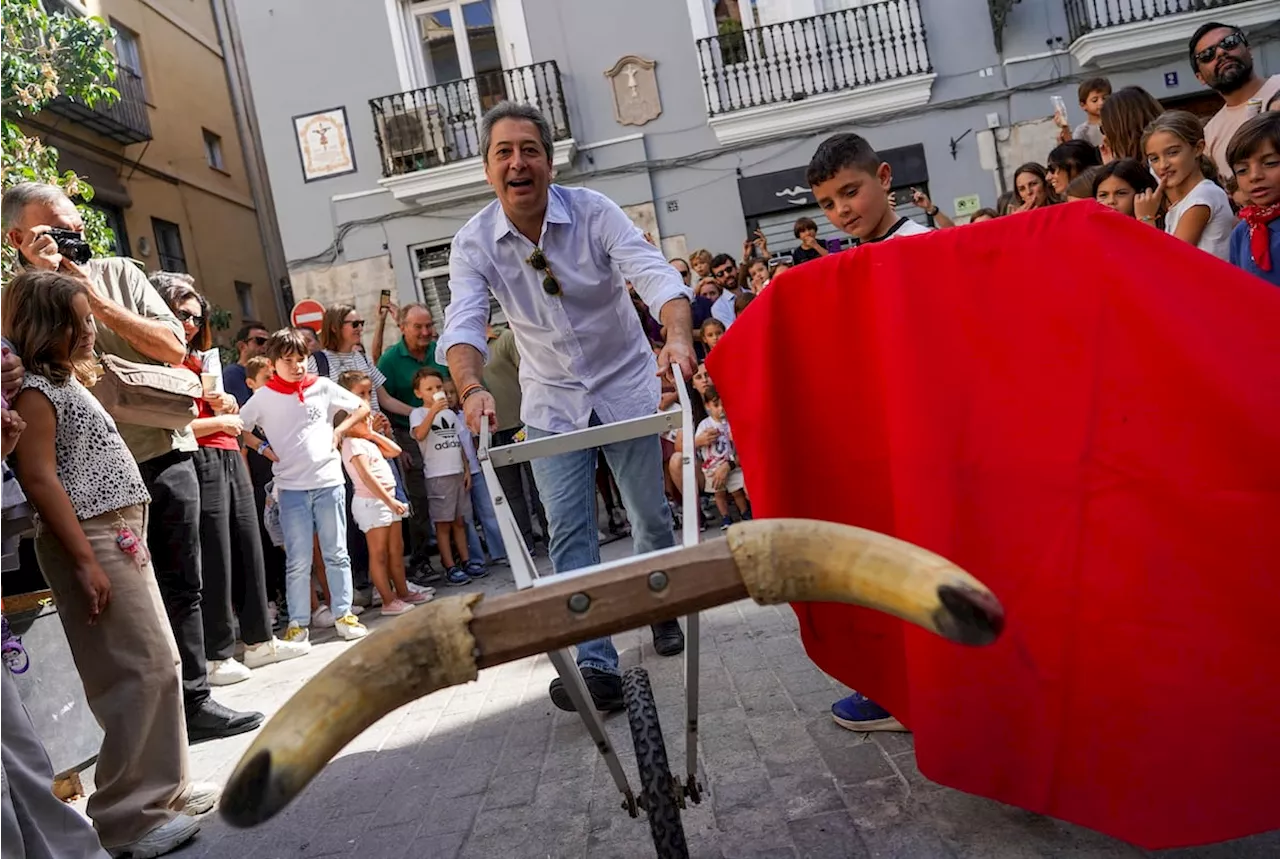 Vox se vuelca en el primer encierro taurino simulado para niños en la ciudad de Valencia