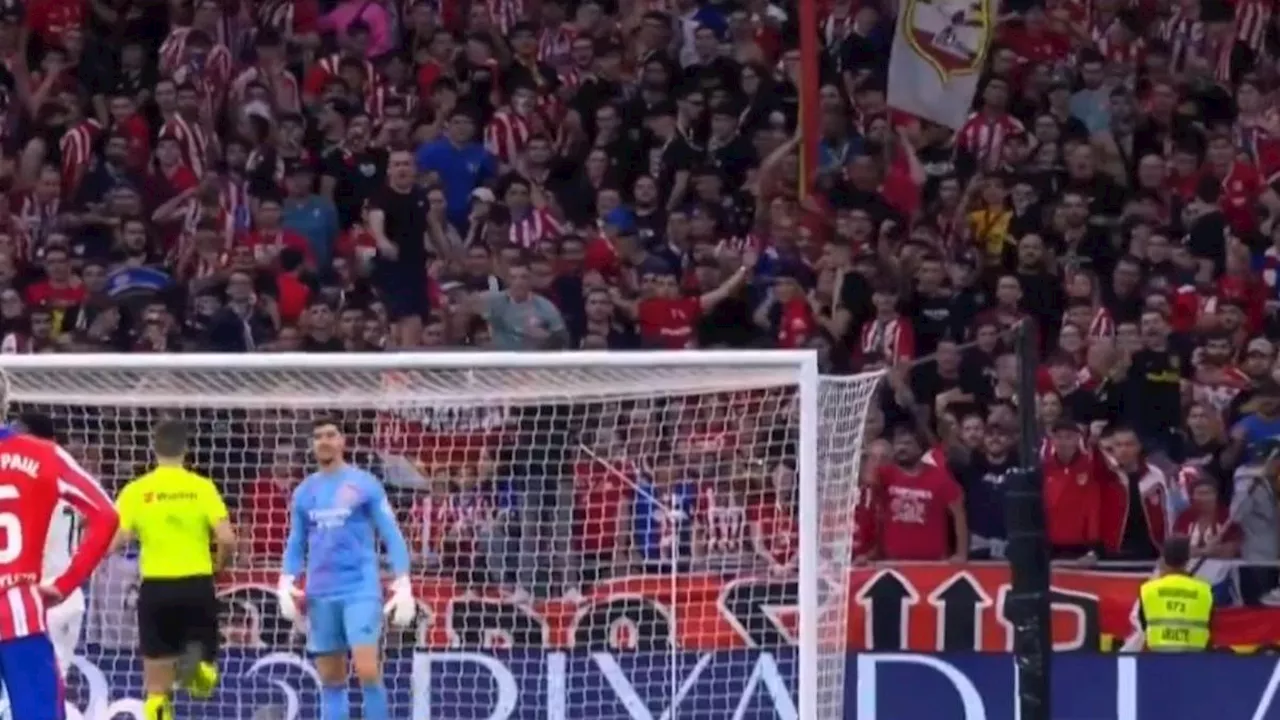 El clásico Atlético vs. Real Madrid estuvo suspendido por agresiones de hinchas al portero Courtois; videos