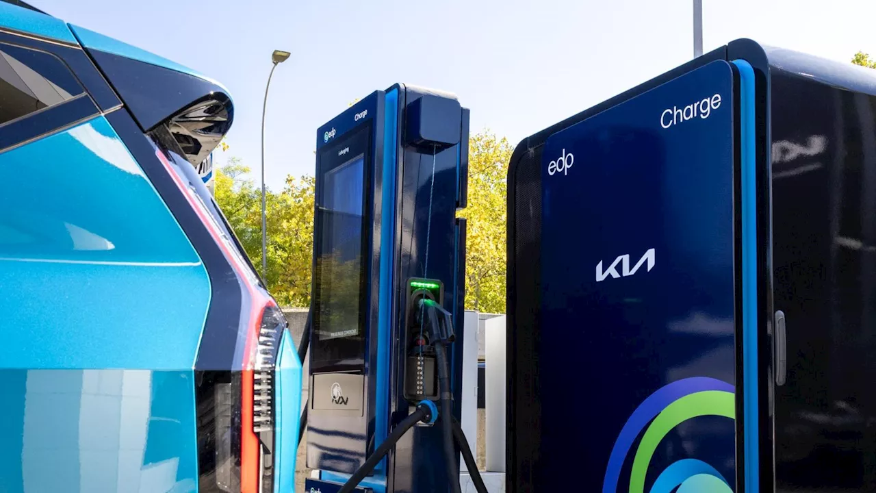 Dos años de espera para poner un punto de carga y 400.000 € de inversión: la realidad del coche eléctrico en España