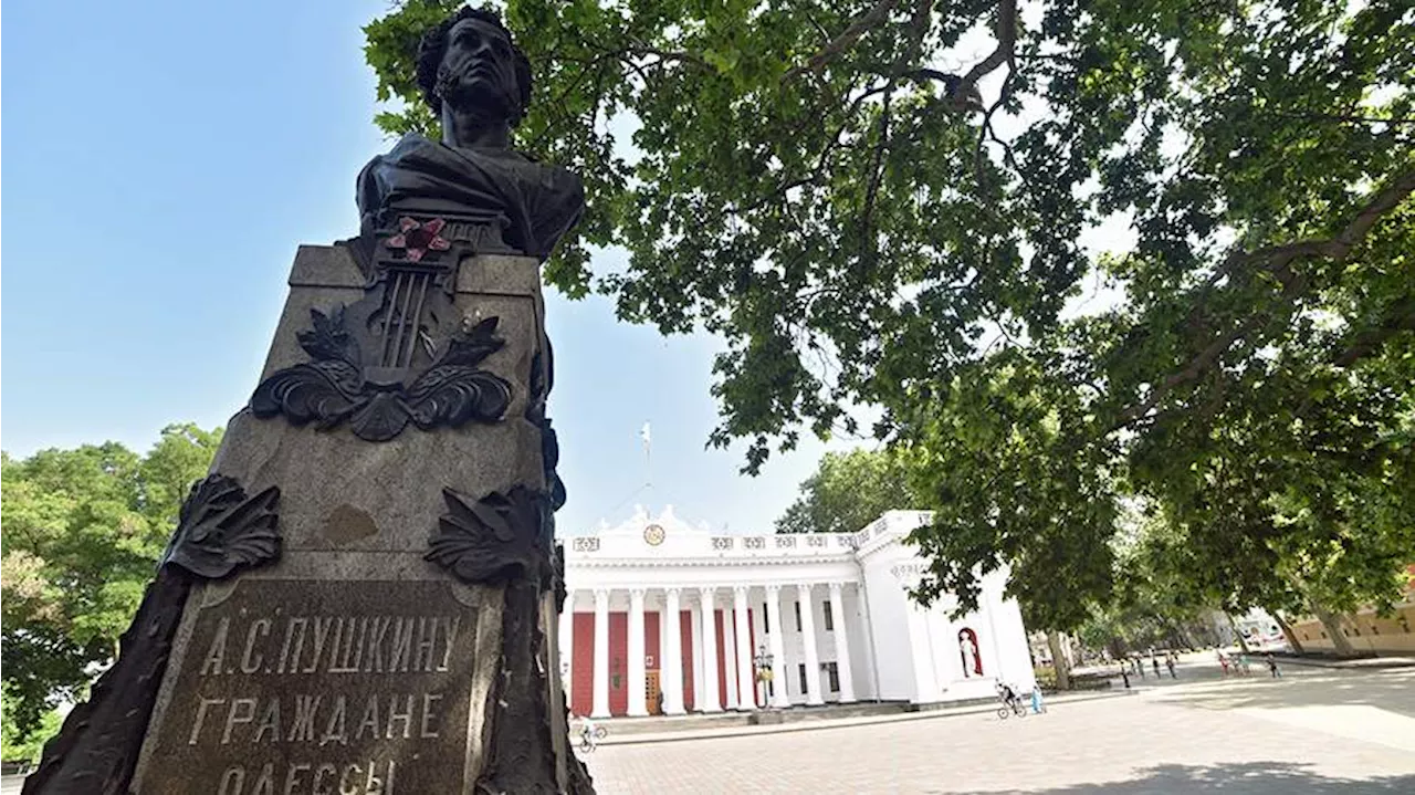 Жители Одессы вышли на митинг против сноса памятников