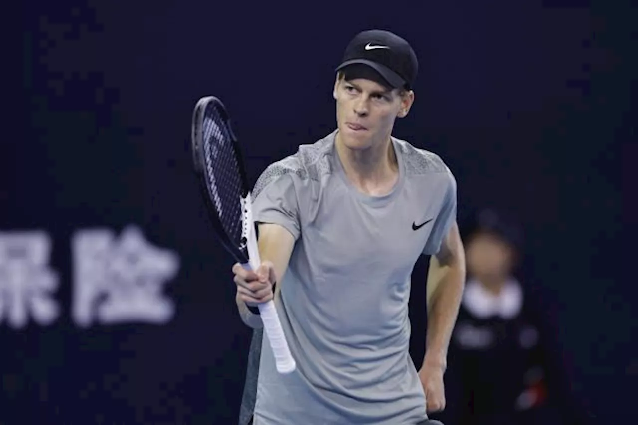 Jannik Sinner rejoint Carlos Alcaraz et Daniil Medvedev dans le dernier carré à Pékin