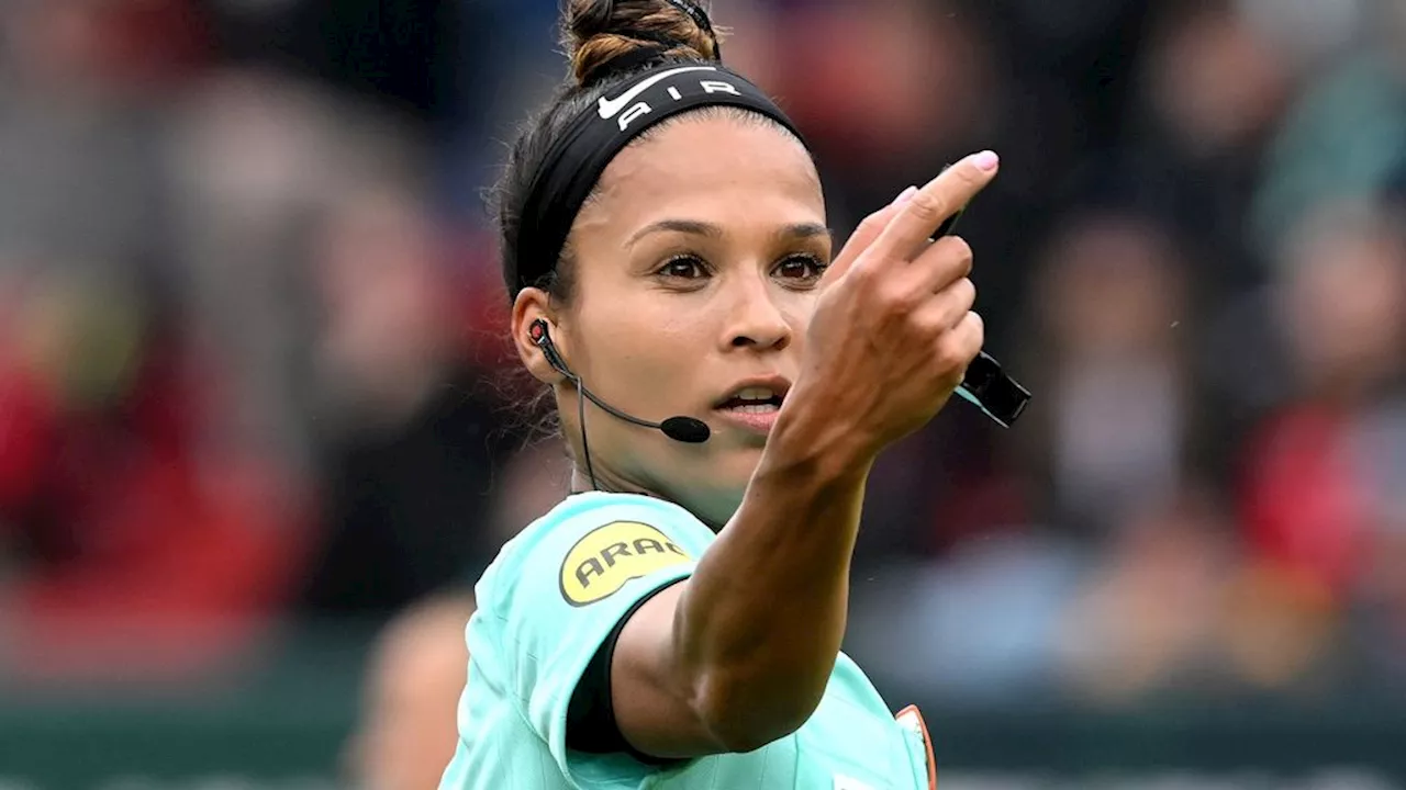 Shukrula fluit als eerste vrouwelijke arbiter betaald voetbalduel bij mannen