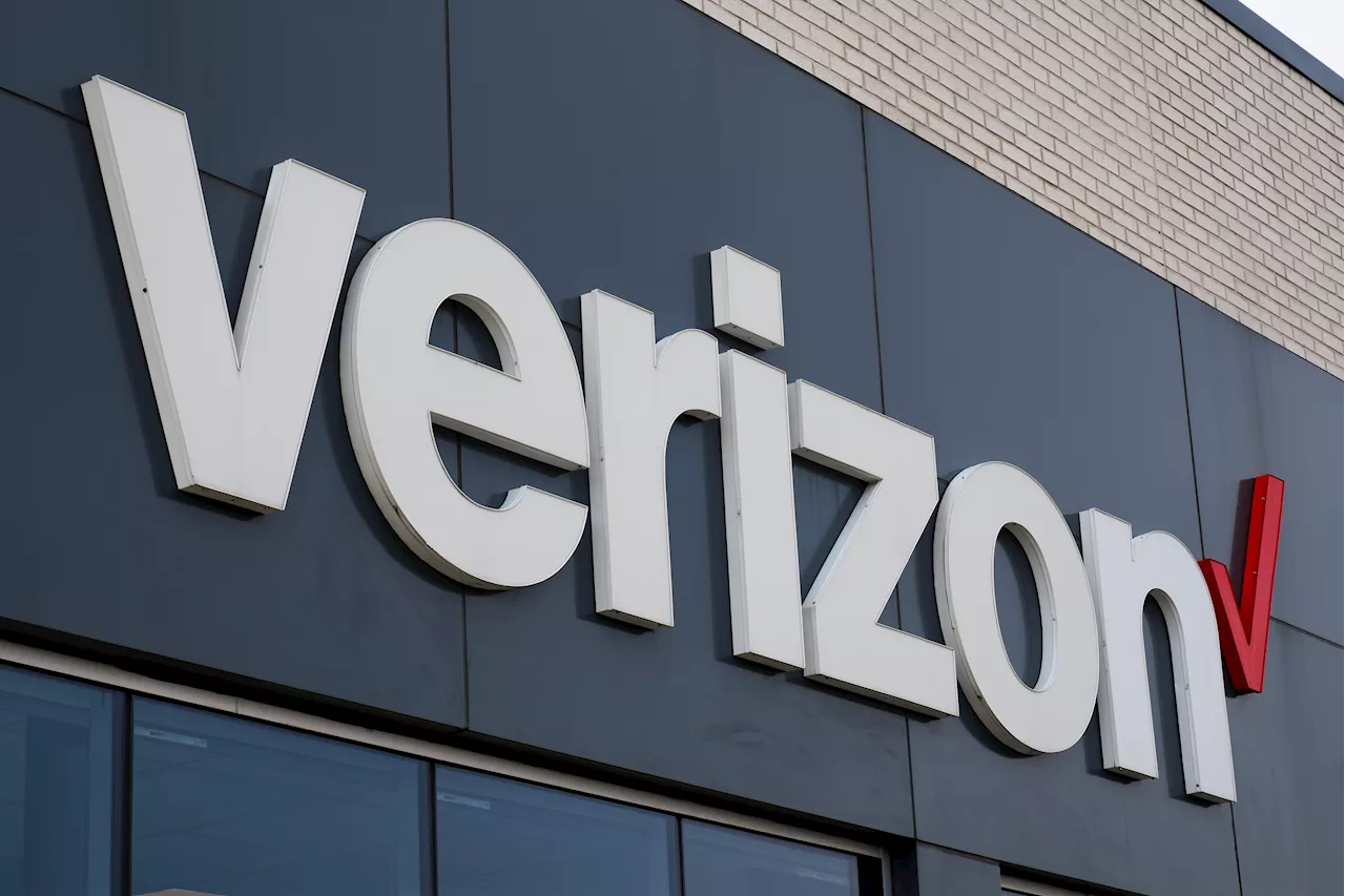 Thousands of Verizon users report service outage as phones are stuck in SOS mode