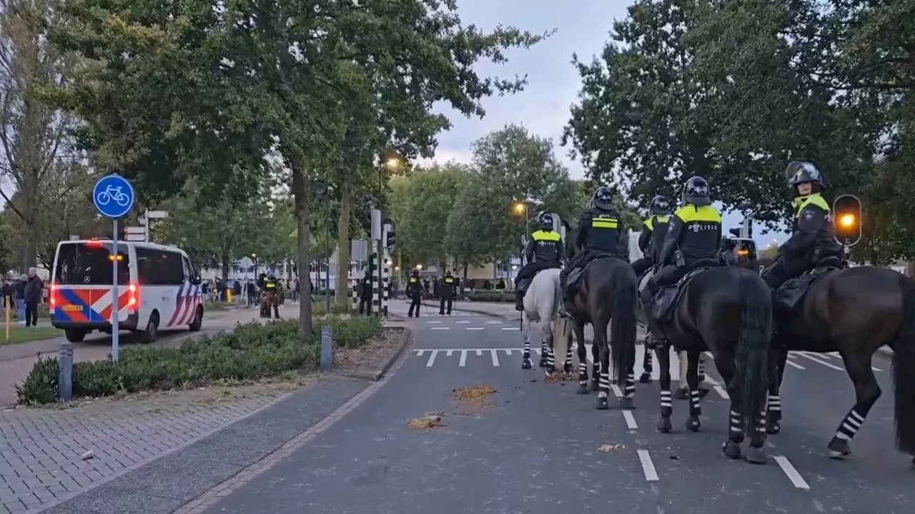 RKC-fans gooien met stenen en palen op politie na nederlaag tegen Ajax