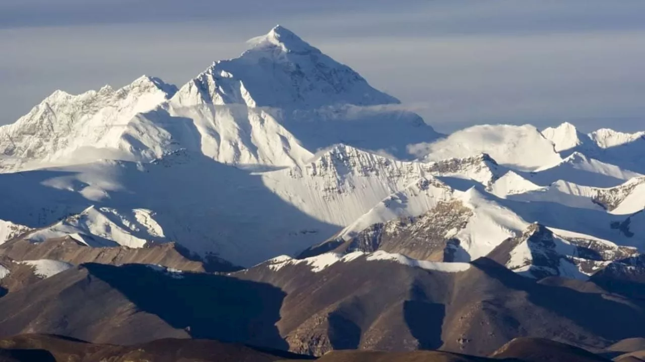 Un río está elevando la cima del Monte Everest