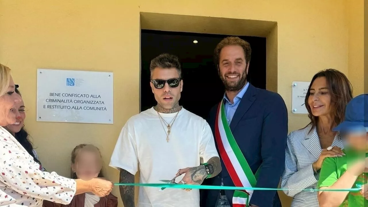 Fedez inaugura a Roma una casa di accoglienza in un bene confiscato alla criminalità