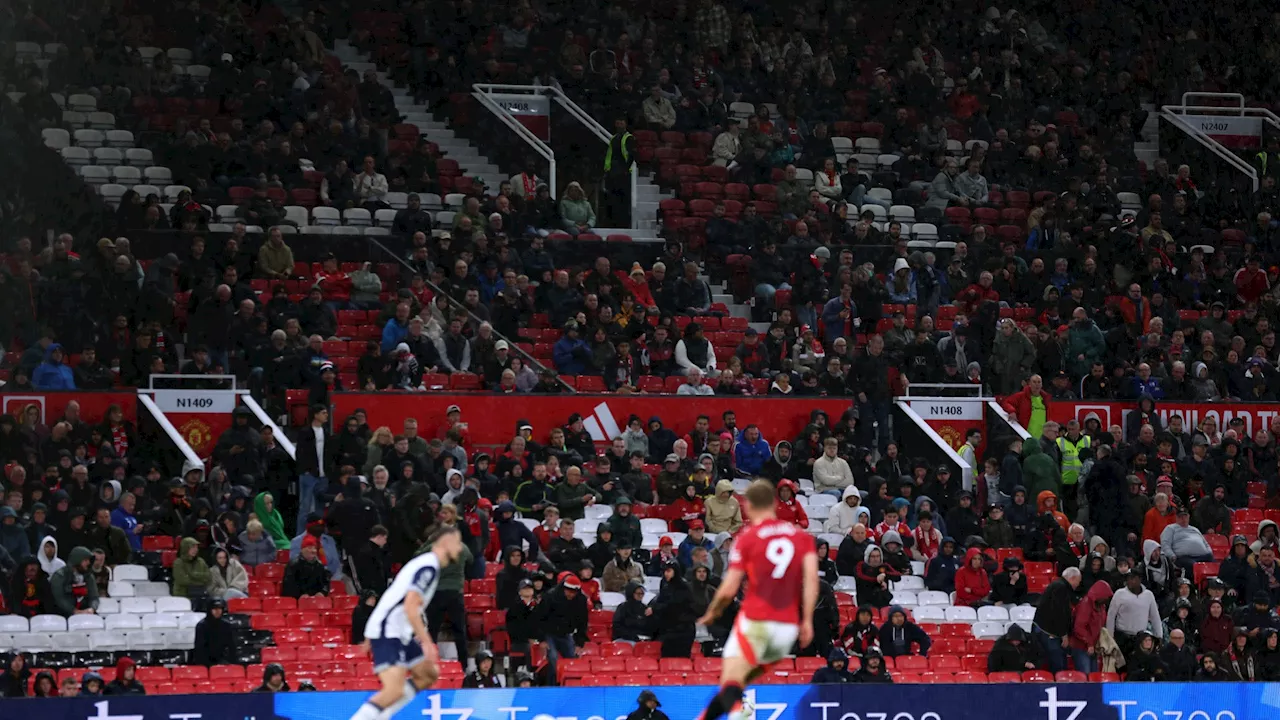 – Emotional Manchester United fan calls talkSPORT from Old Trafford during Tottenham drubb...