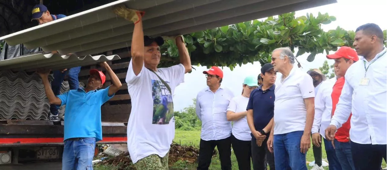 El Gobernador Verano entrega materiales a familias afectadas por los vendavales