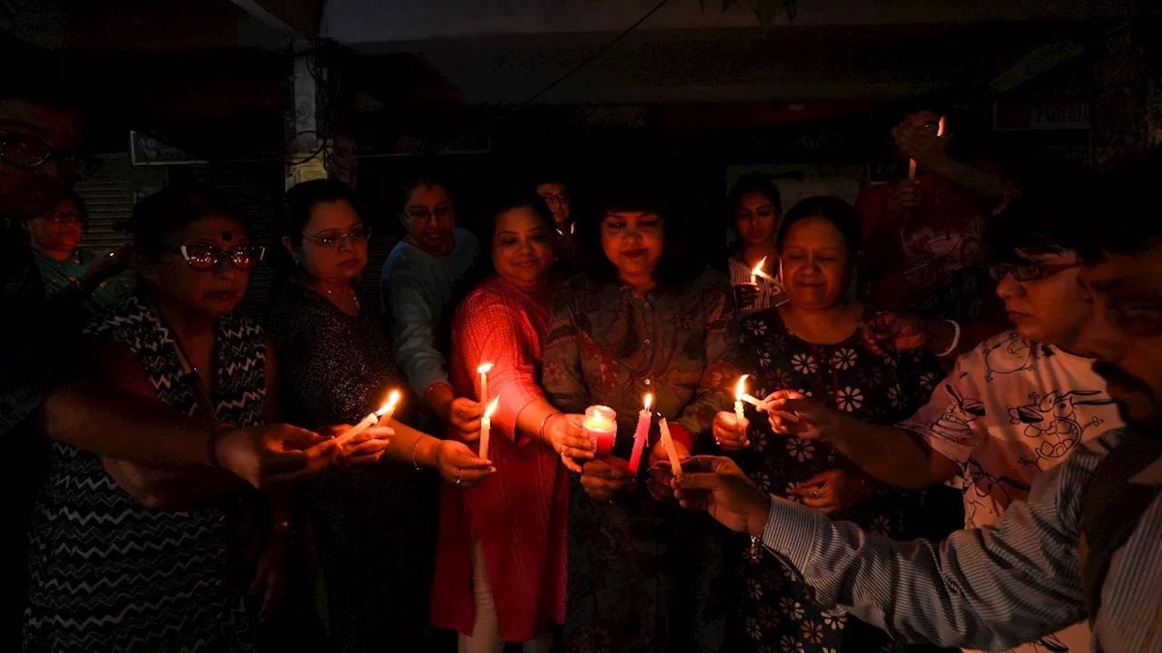 कोलकाता कांड: लोगों ने विरोध में घरों की लाइट की बंद, राजभवन में भी ब्लैकआउट