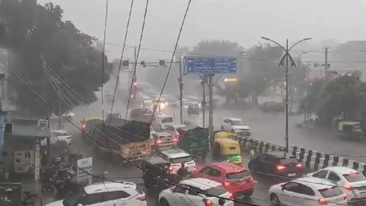 Delhi-NCR Rain: ट्रैफिक जाम के लिए हो जाएं तैयार! गुरुग्राम में जोरदार बारिश, दिल्ली-नोएडा में भी बदला मौसम