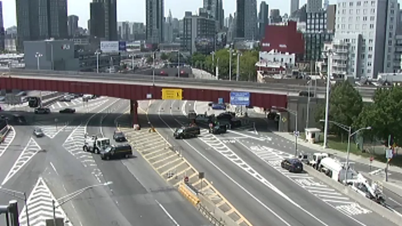 Queens-Midtown Tunnel partially reopens after water condition shut it down