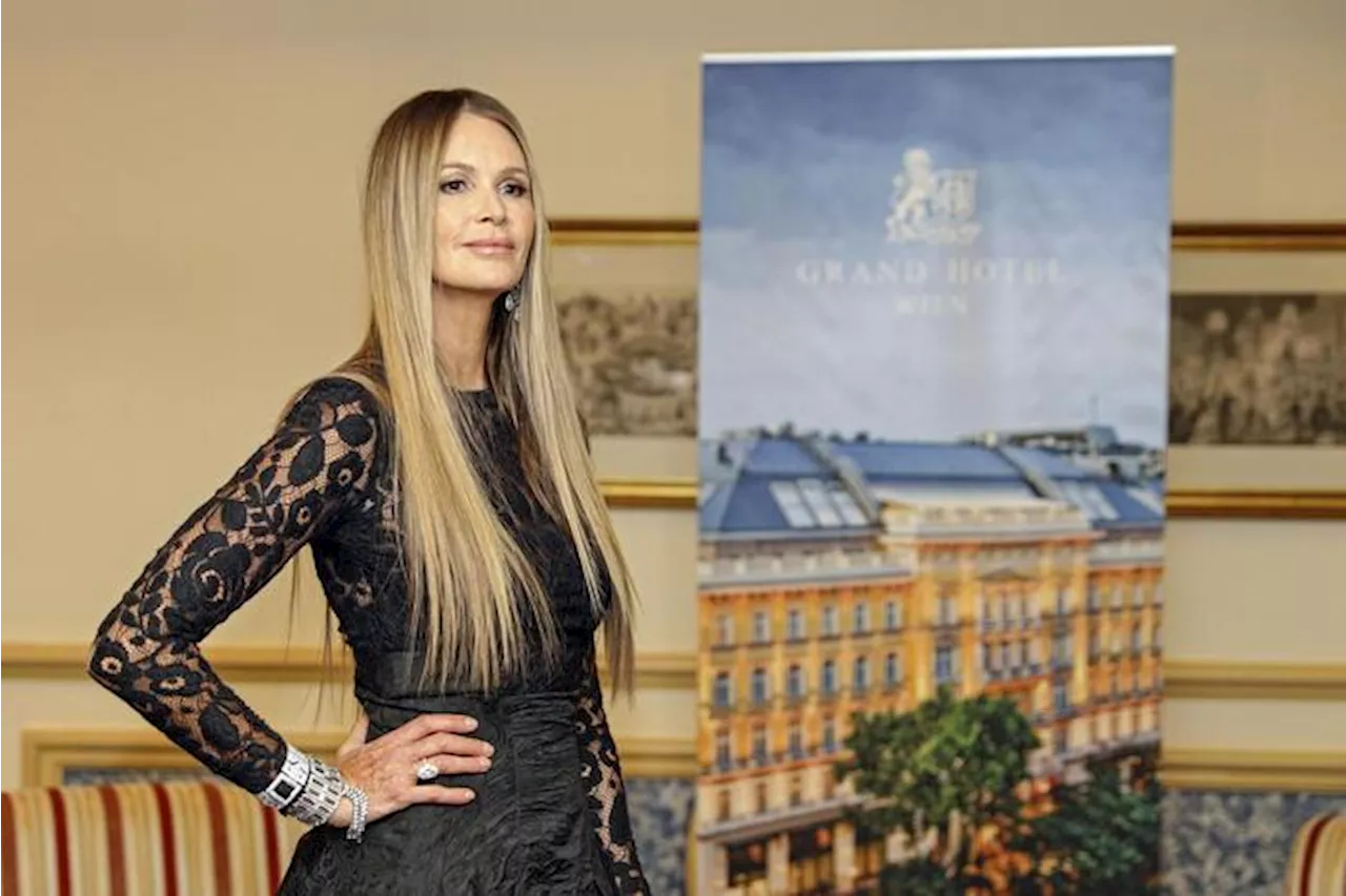 Elle Macpherson: 'Ho curato un tumore al seno con la medicina non tradizionale'. L'oncologa: 'Non c'entra nulla con la guarigione'