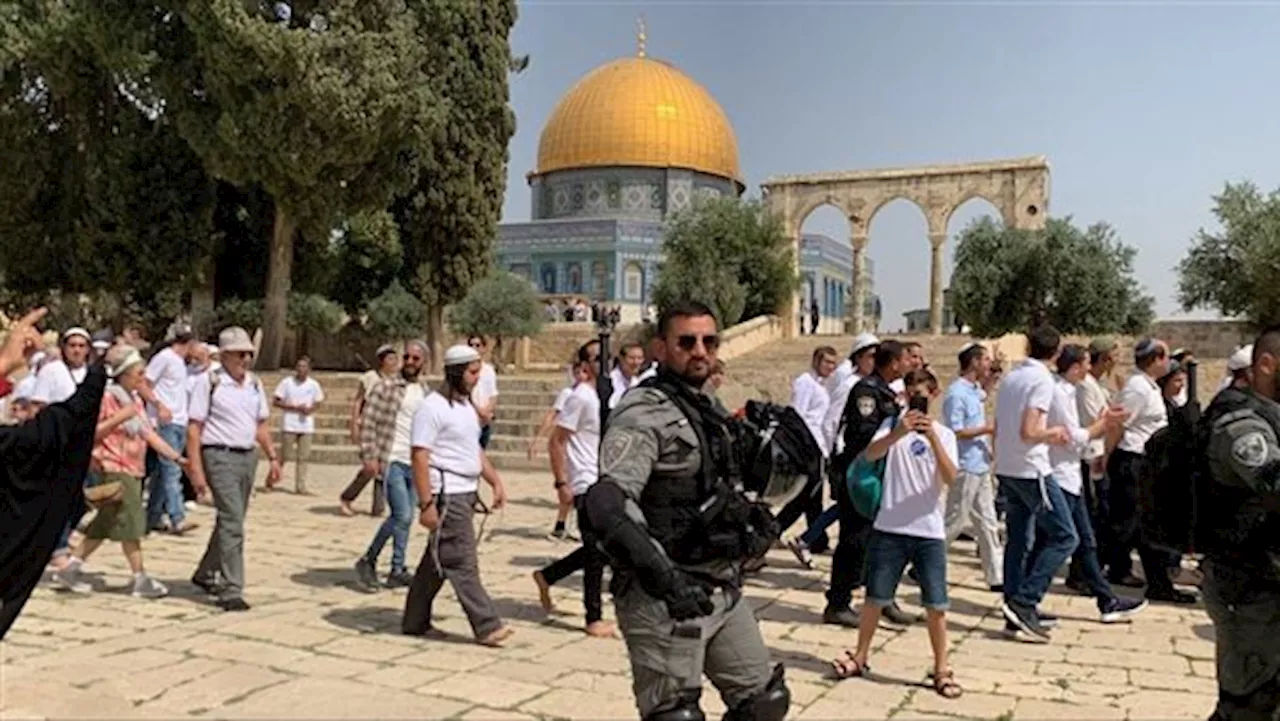 مستوطنون يقتحمون المسجد الأقصى بحماية شرطة الاحتلال الإسرائيلي