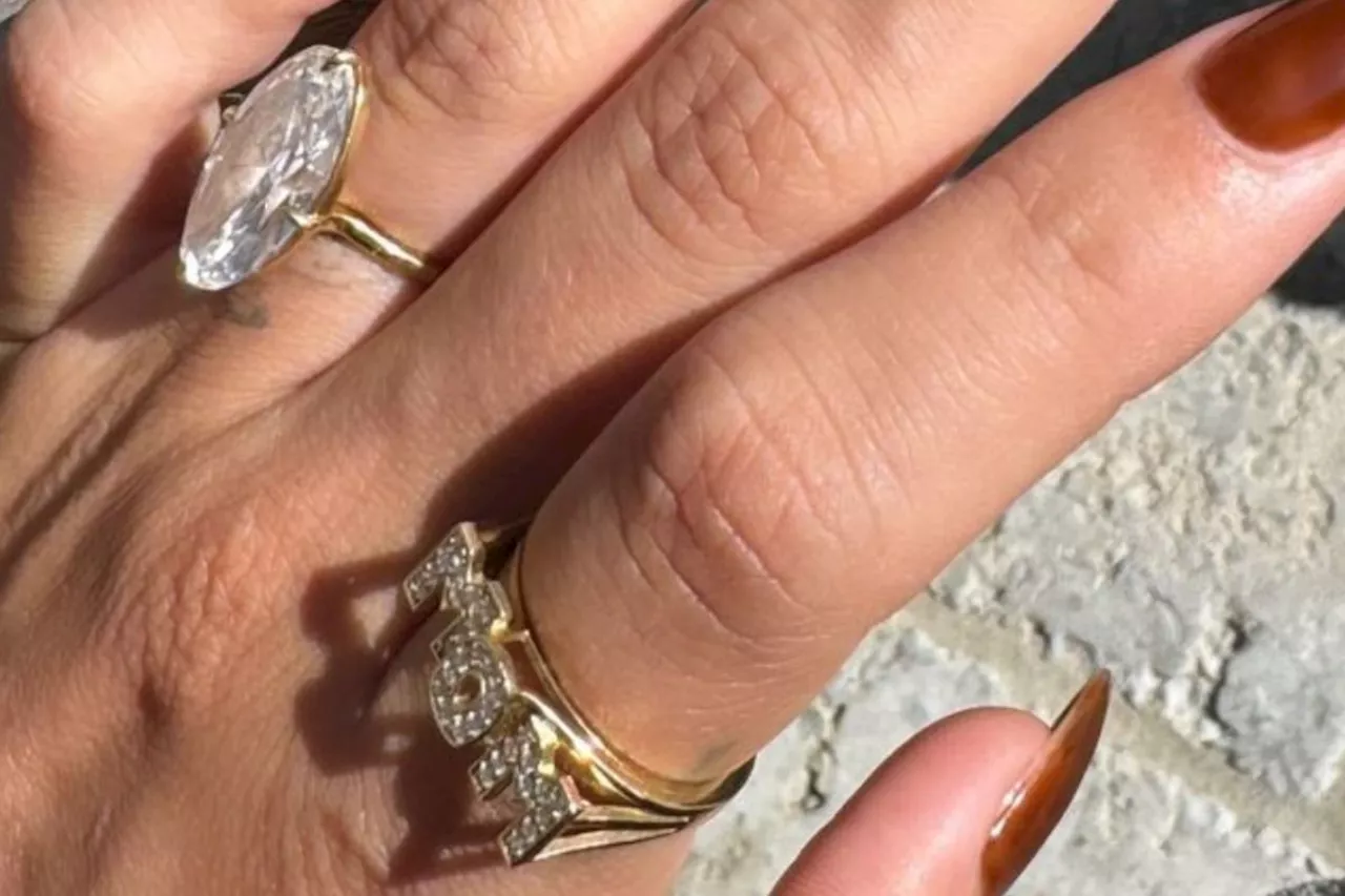 Hailey Bieber pamer cincin berlian bertuliskan 'Mom' usai melahirkan