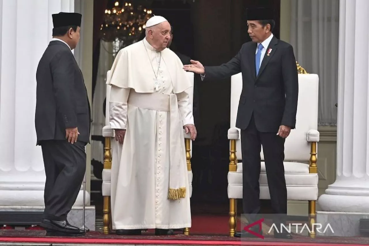 Presiden RI kenalkan Presiden Terpilih Prabowo kepada Paus Fransiskus