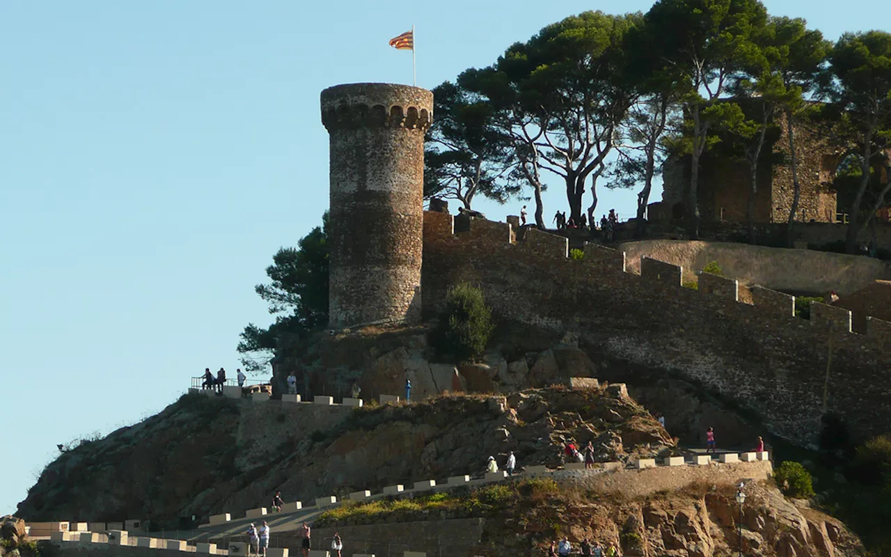 Mexicana muere al caer por acantilado en el Castillo de Tossa de Mar en Cataluña