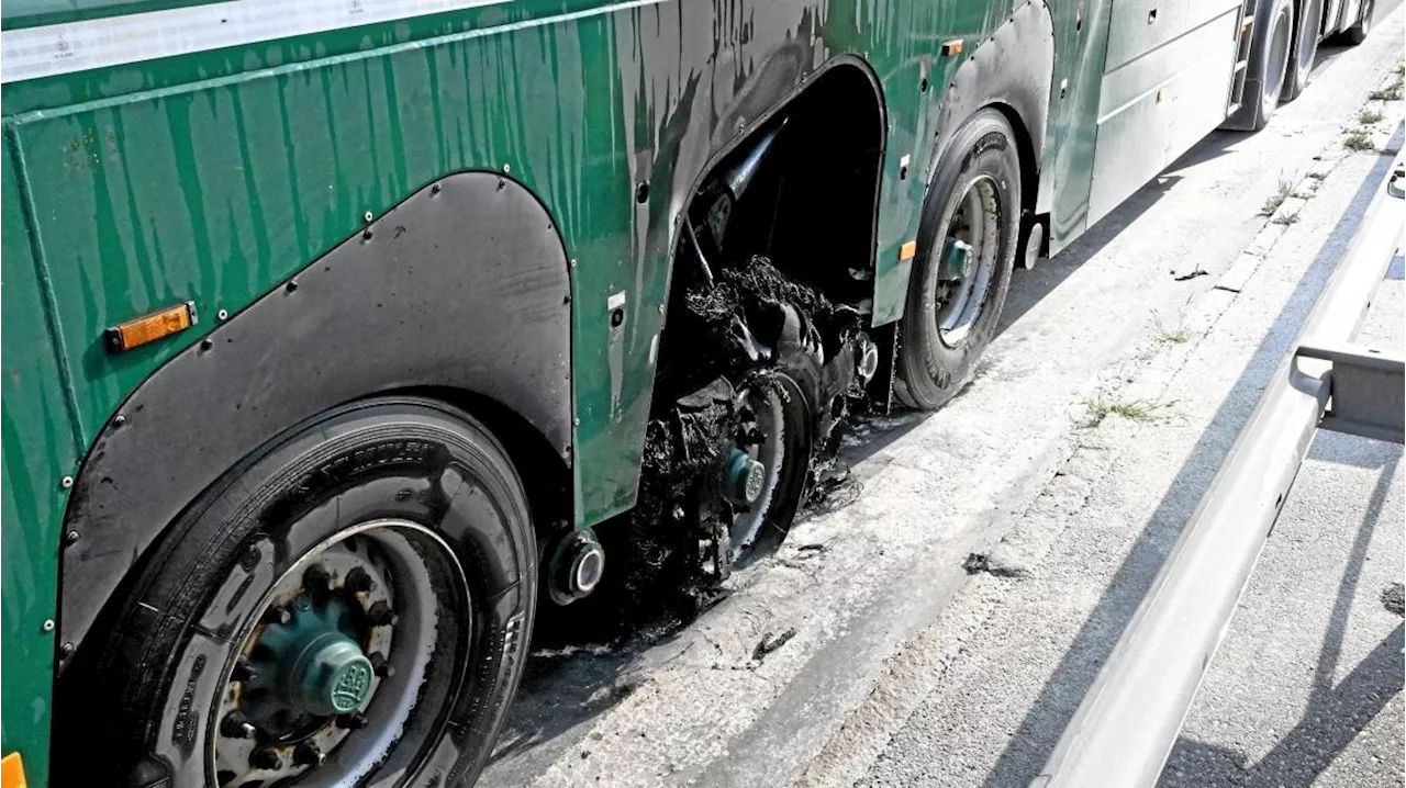 Stau nach Feuerwehreinsatz auf A8: Lkw-Reifen gerät in Brand