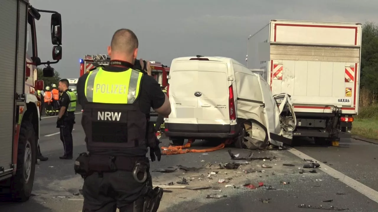 A2 bei Hamm (NRW): Teenagerin stirbt bei Unfall am Stau-Ende