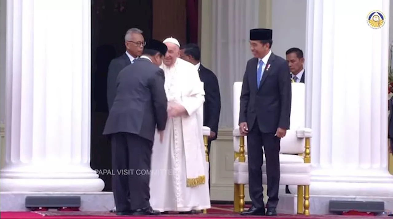 Momen Jokowi Perkenalkan Prabowo kepada Paus di Istana Negara