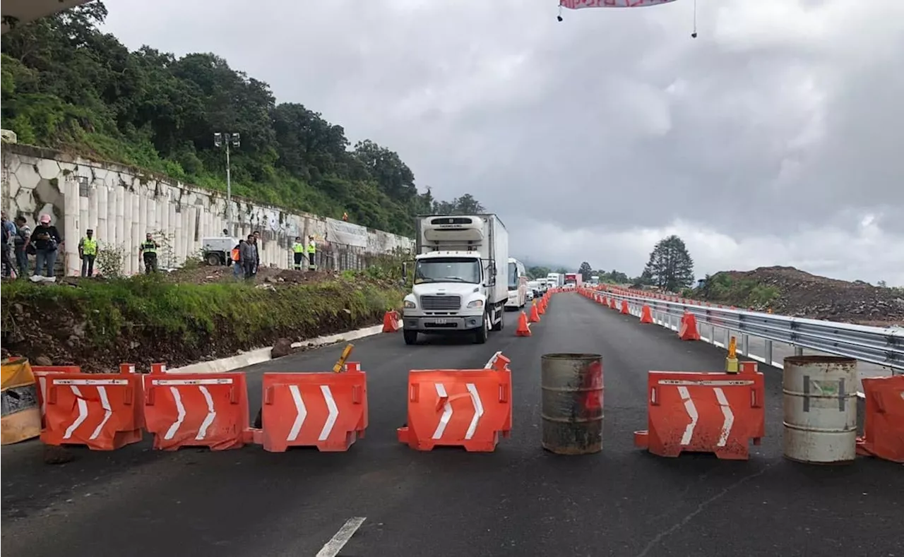 Por segundo día, comuneros de Tepoztlán bloquean autopista La Pera-Cuautla en Morelos