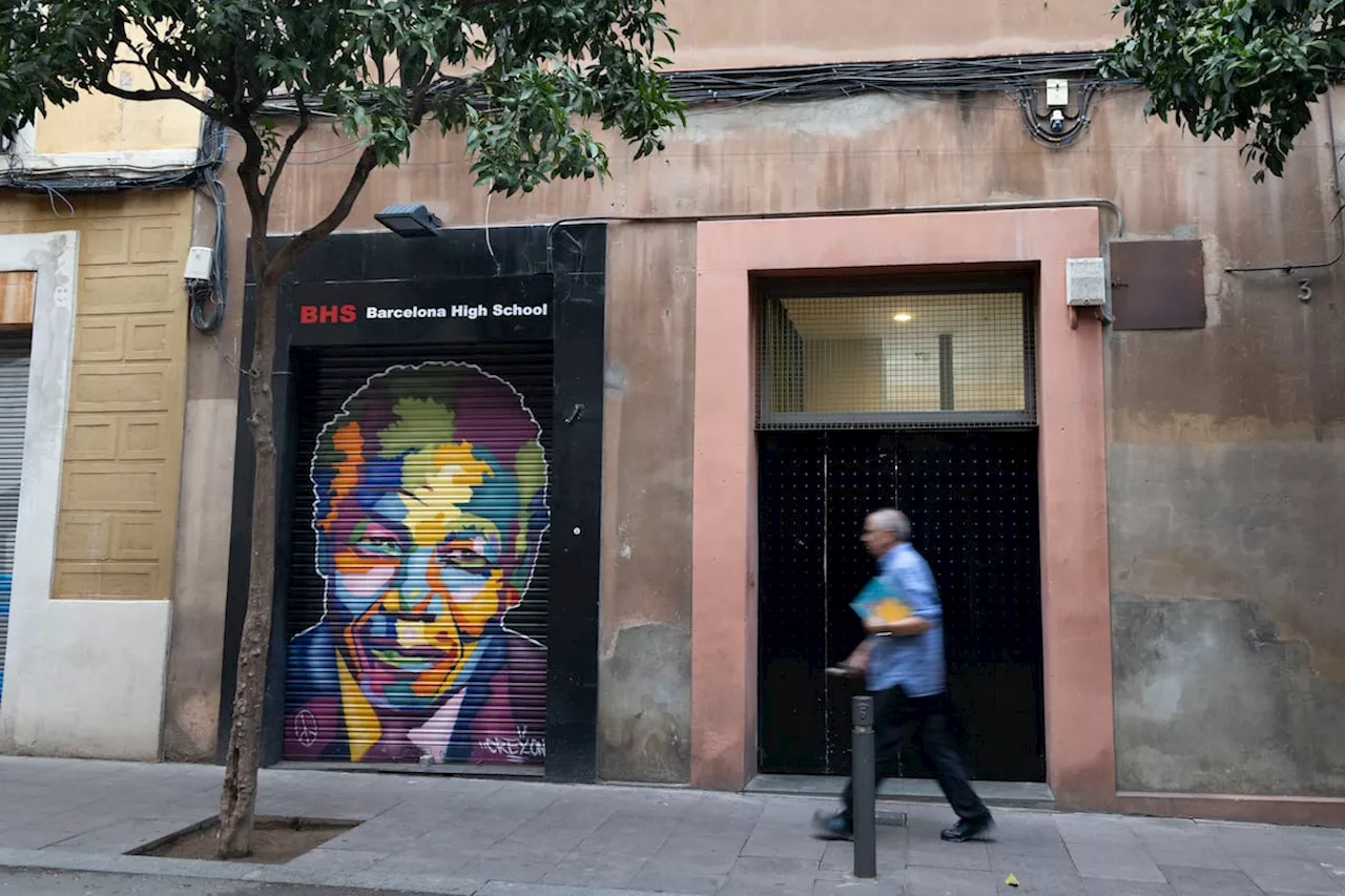 Un instituto de élite de Barcelona denuncia estos grafitis como delito de odio: ‘Fuck pijos’ y ‘guiris go home’