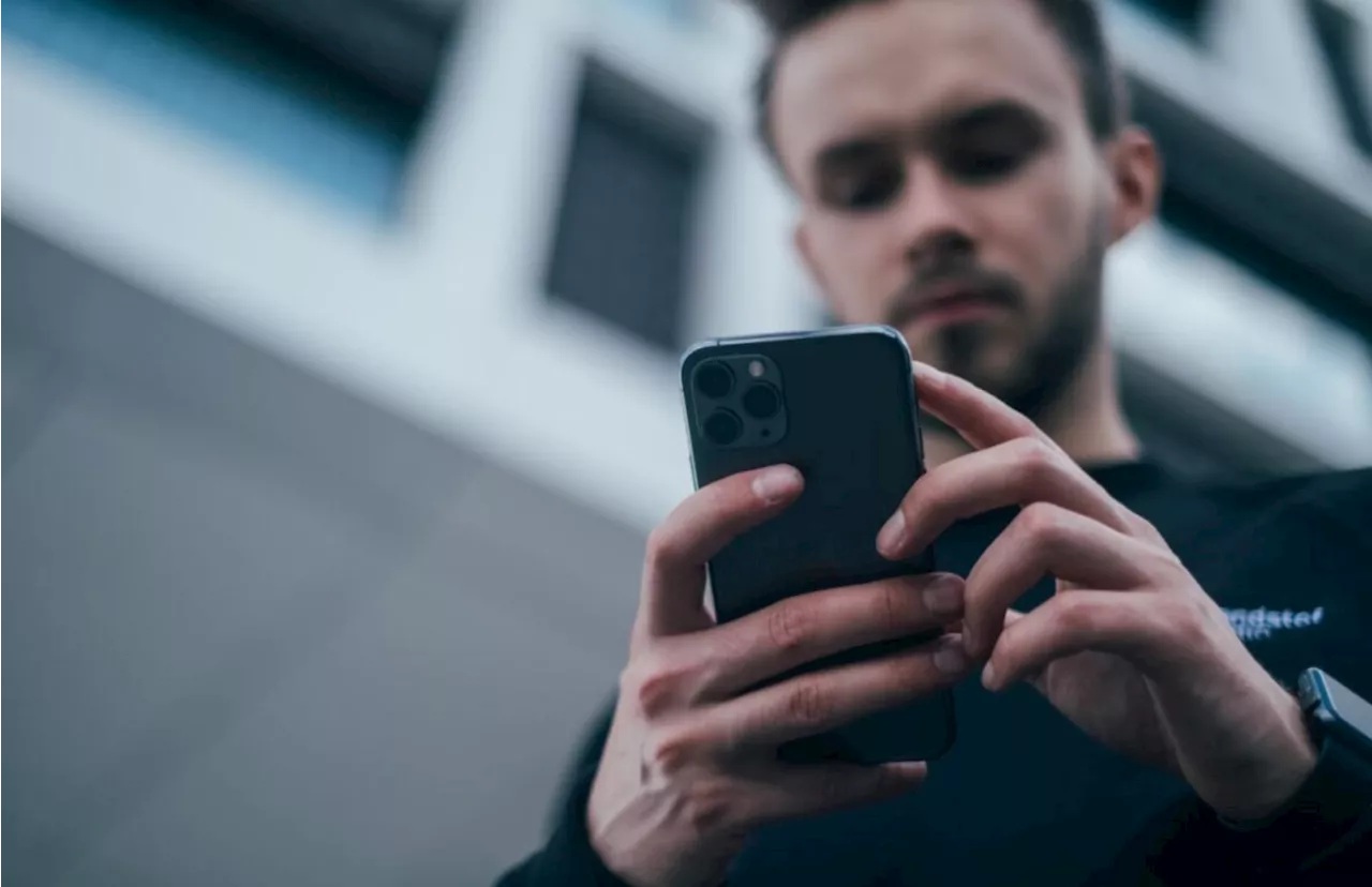 Non, les ondes de votre smartphone ne provoqueraient pas de cancer du cerveau selon l’OMS.