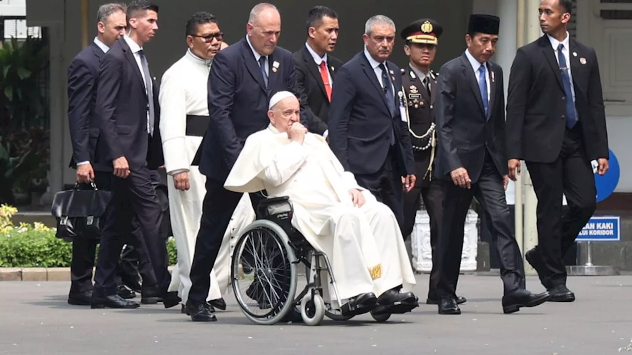 Presiden Jokowi Sambut Paus Fransiskus, Prabowo Dikenalkan