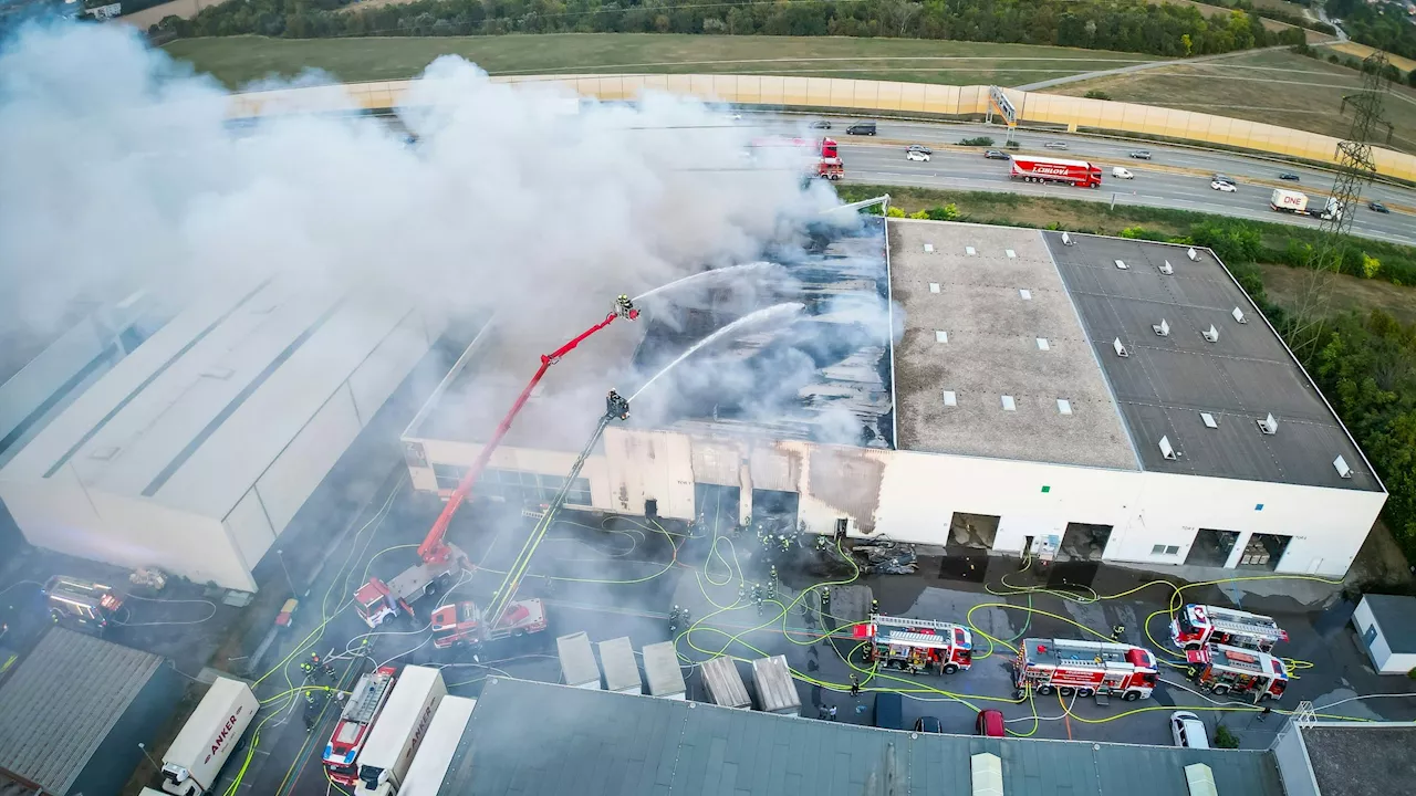 Lagerhalle einsturzgefährdet - Großbrand bei der A2 fordert vier Verletzte