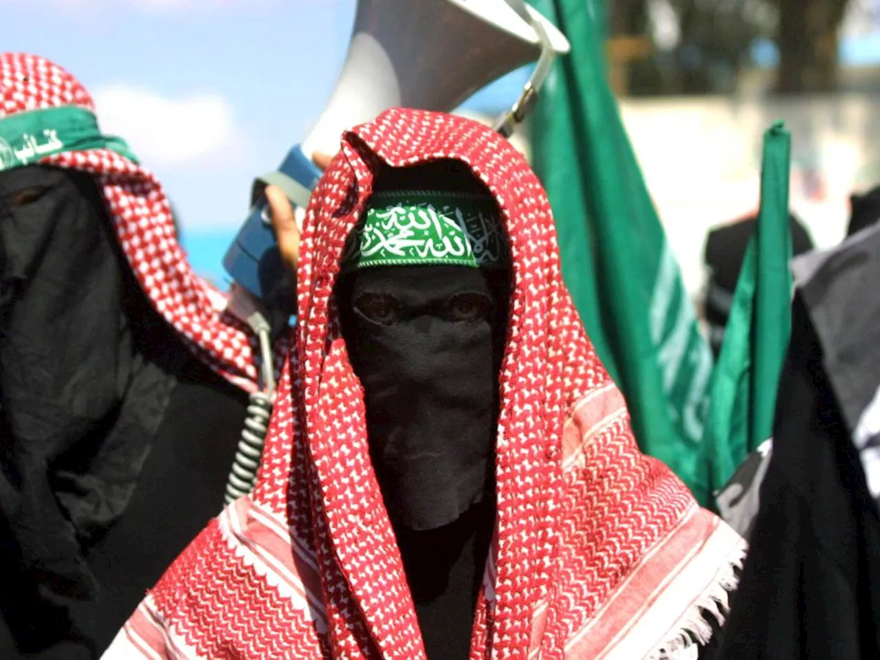 Tutti i tweet violenti della prof Pro-Pal che nega gli stupri di Hamas