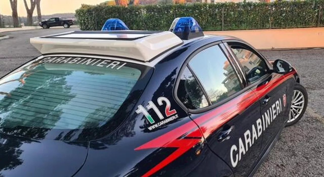 Accoltella padre dopo lite, arrestato ragazzo di 17 anni: i genitori hanno provato a proteggerlo simulando una