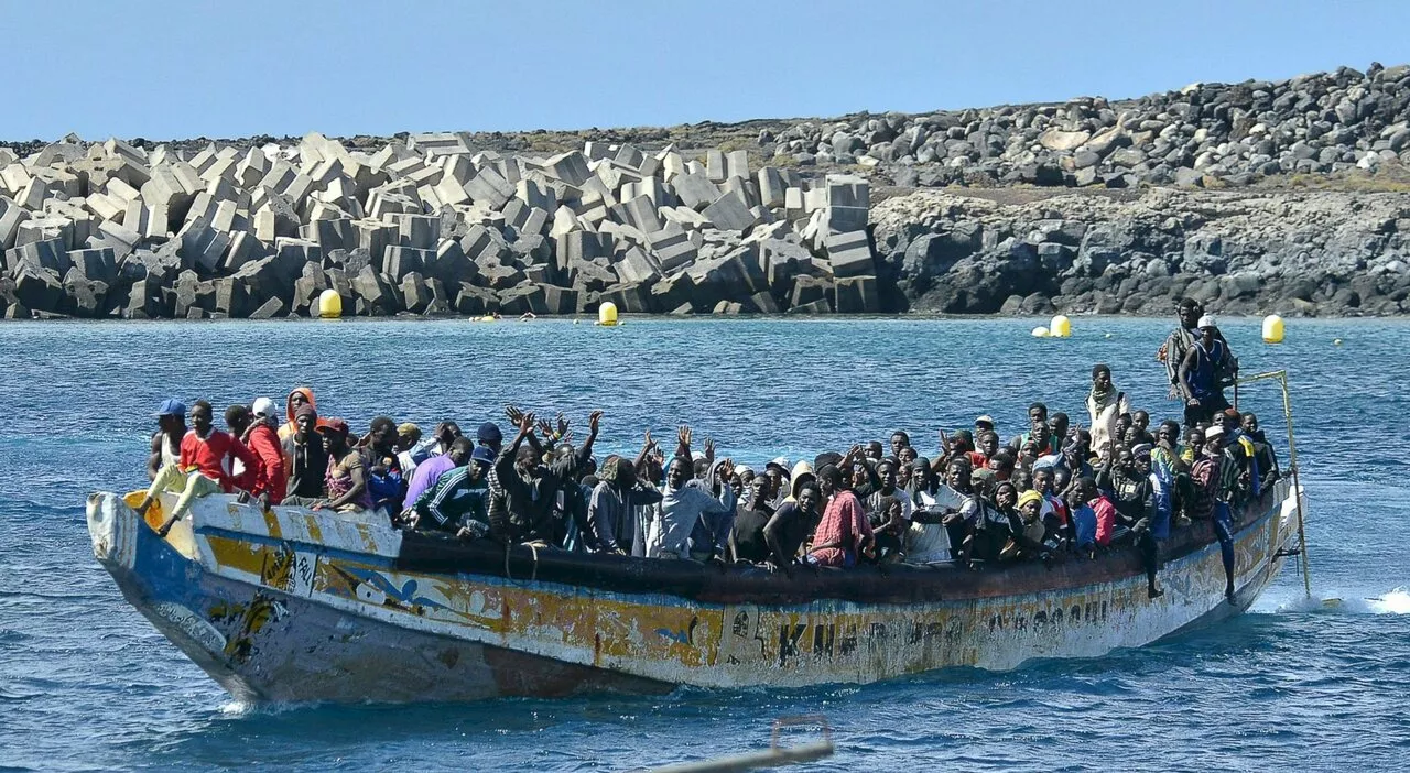 Naufragio migranti, barcone si ribalta in acque italiane al largo di Lampedusa: 21 dispersi