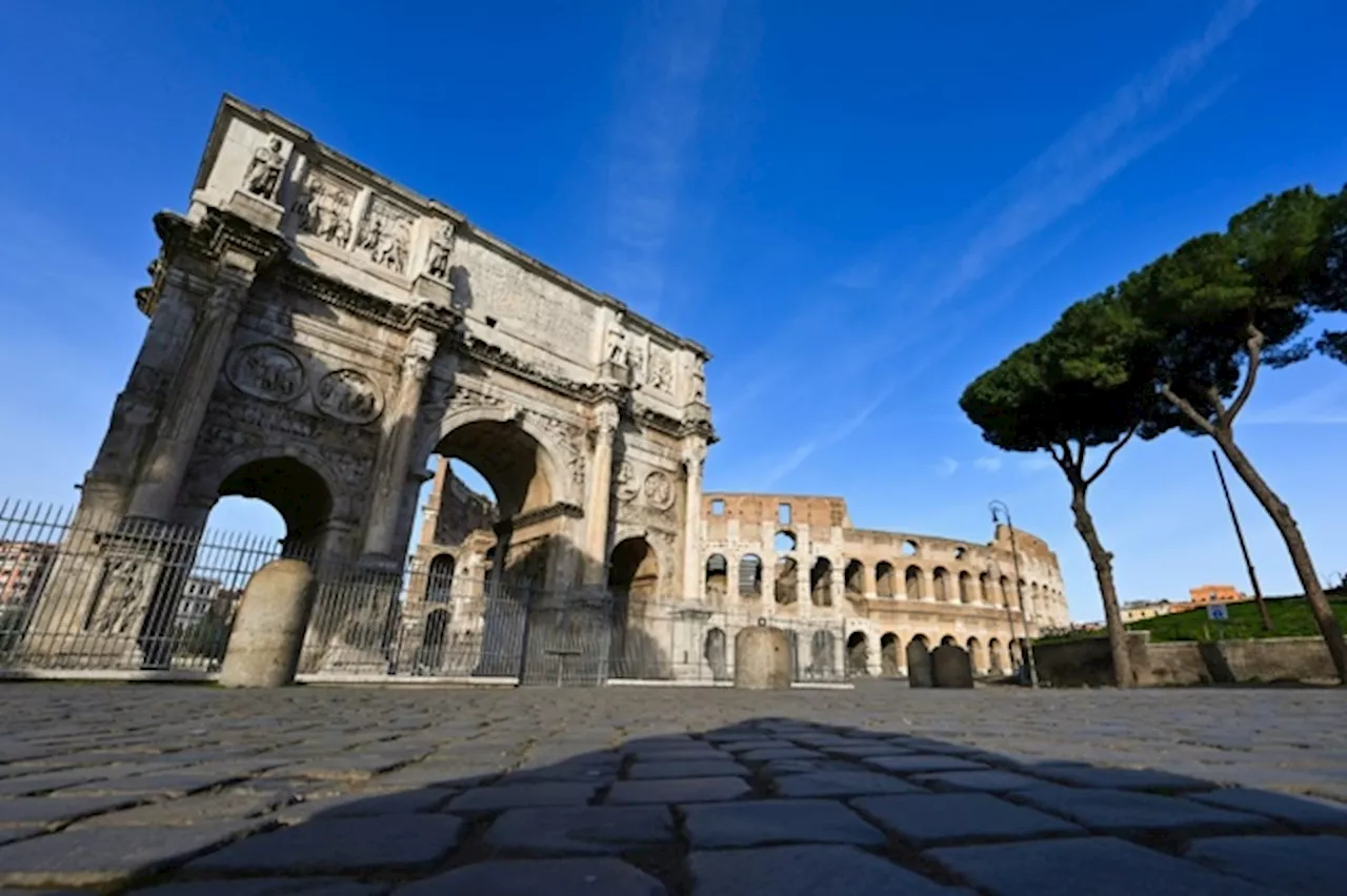 L’arco di Costantino a Roma danneggiato da un fulmine