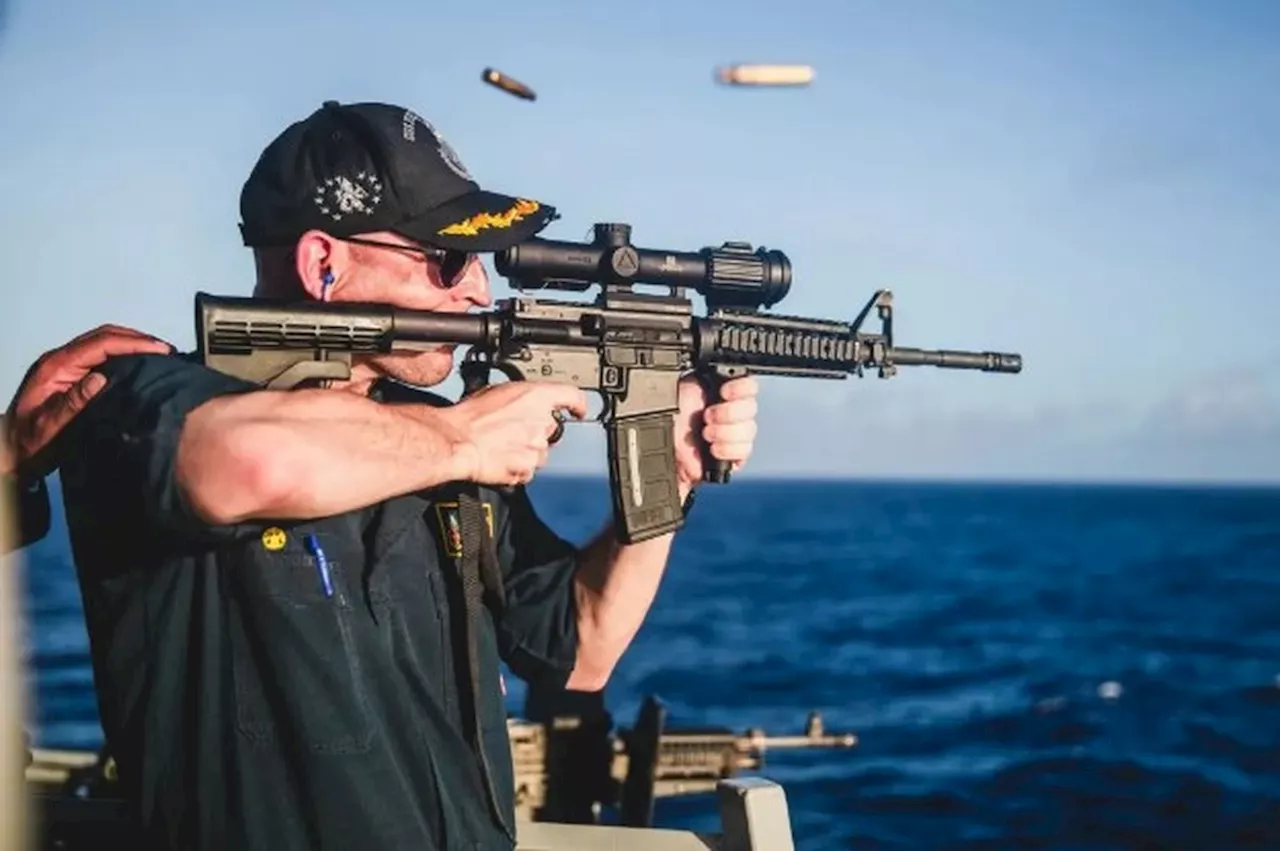 Comandante de navio de guerra é dispensado da Marinha dos EUA após gafe em foto com fuzil