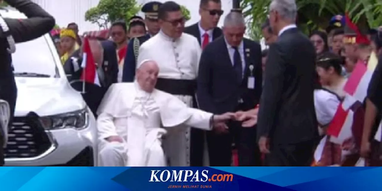 Paus Fransiskus Tiba di Istana Merdeka, Langsung Tebar Senyum dan Salami Anak-anak