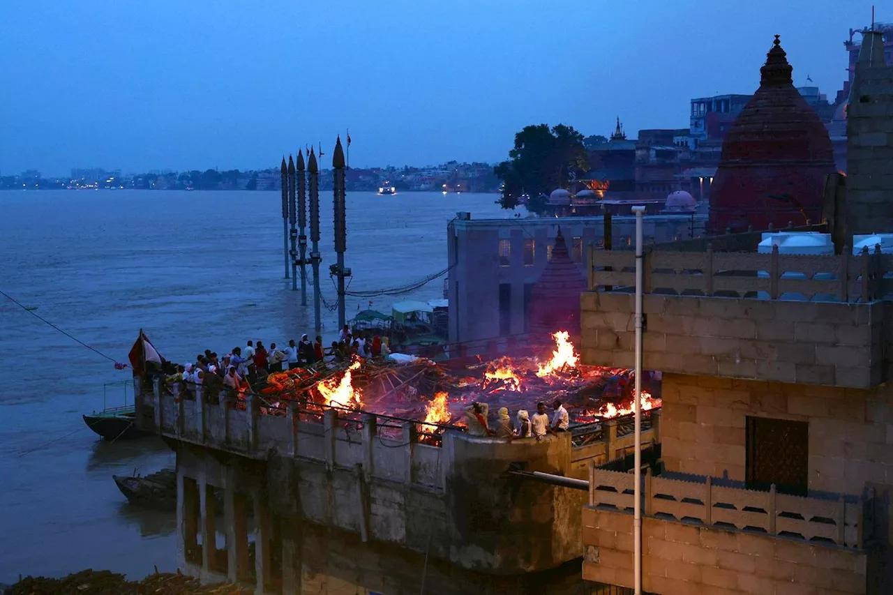 Le long du fleuve sacré de l'Inde, derniers moments apaisés avant la mort