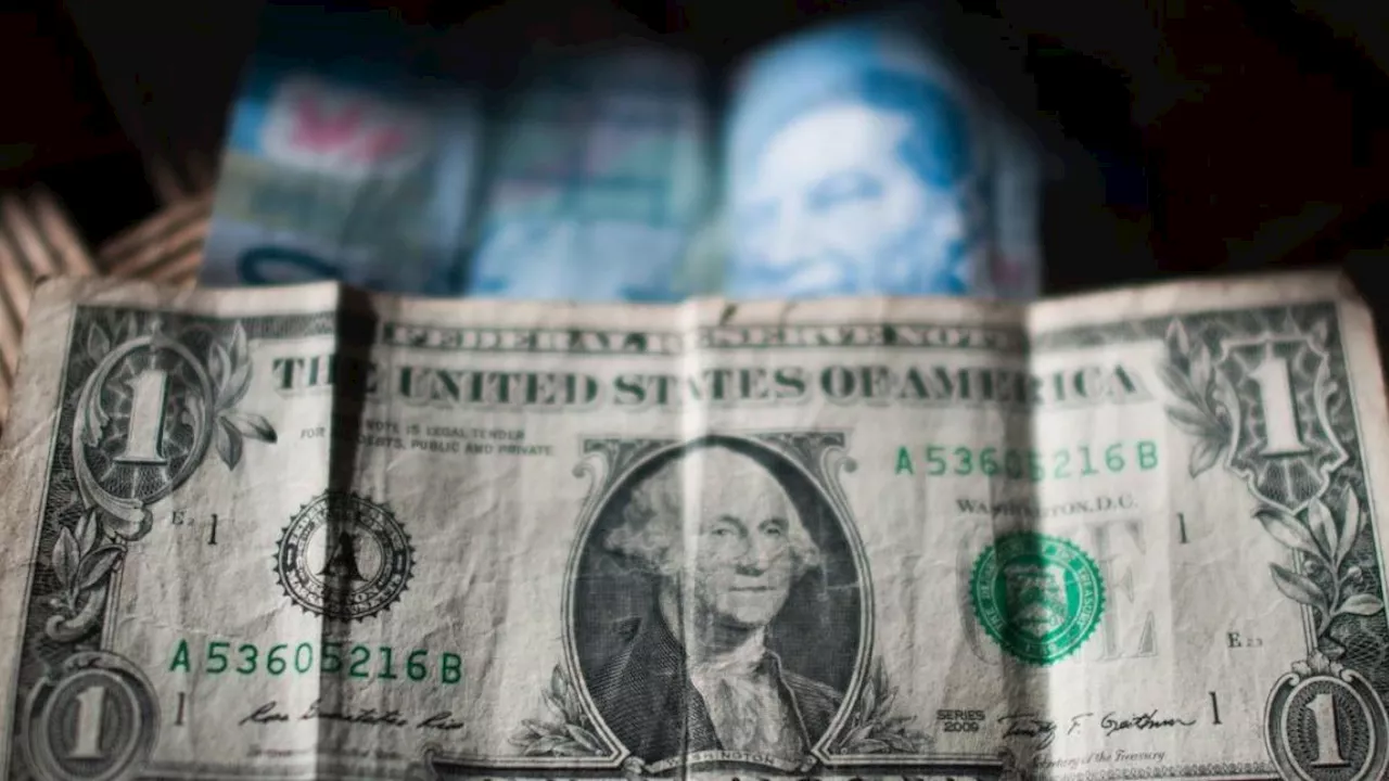 Peso mexicano se deprecia a niveles de octubre de 2022; cierra en $19.94 por dólar