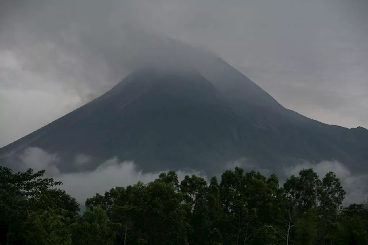 Gunung Merapi Luncurkan Awan Panas Sejauh 1,3 Kilometer