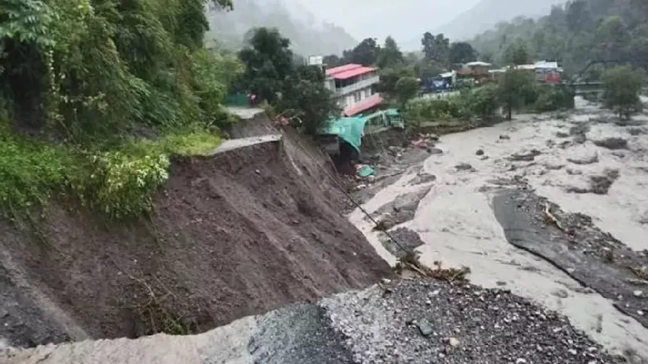 Uttrakhand: फिर उत्तरकाशी में भूस्खलन, 45 मिनट में 5 बार लैंडस्लाइड, 50 परिवारों ने छोड़ा घर