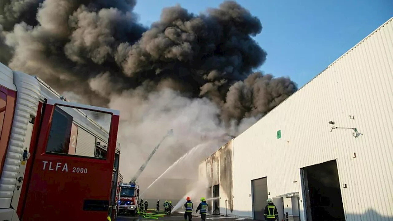 Einsturzgefahr in Lagerhalle im Bezirk Mödling nach Großbrand