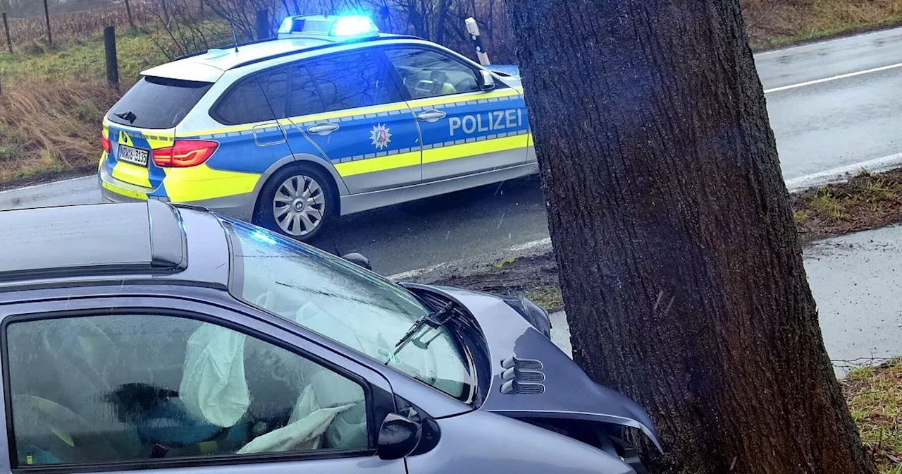 Audi prallt gegen Baum: Schwerer Unfall im Bielefelder Norden