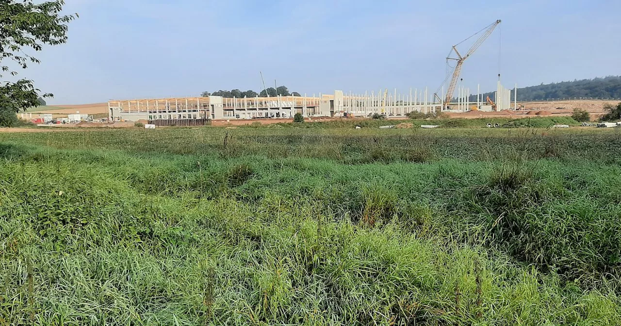 Gigantischer Neubau an der A44 bei Warburg wächst und wächst