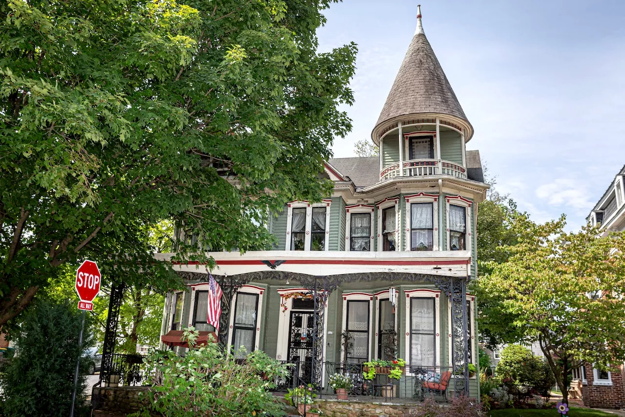 Ornate Victorian home with spiral staircase was a bed & breakfast: Cool Spaces