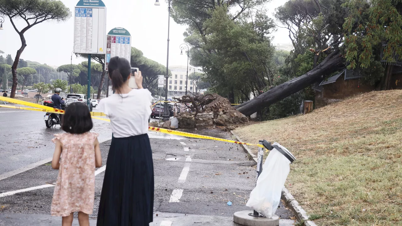 Roma, stazioni della Metro A chiuse per i danni del maltempo. Rinforzata con i bus la tratta centrale