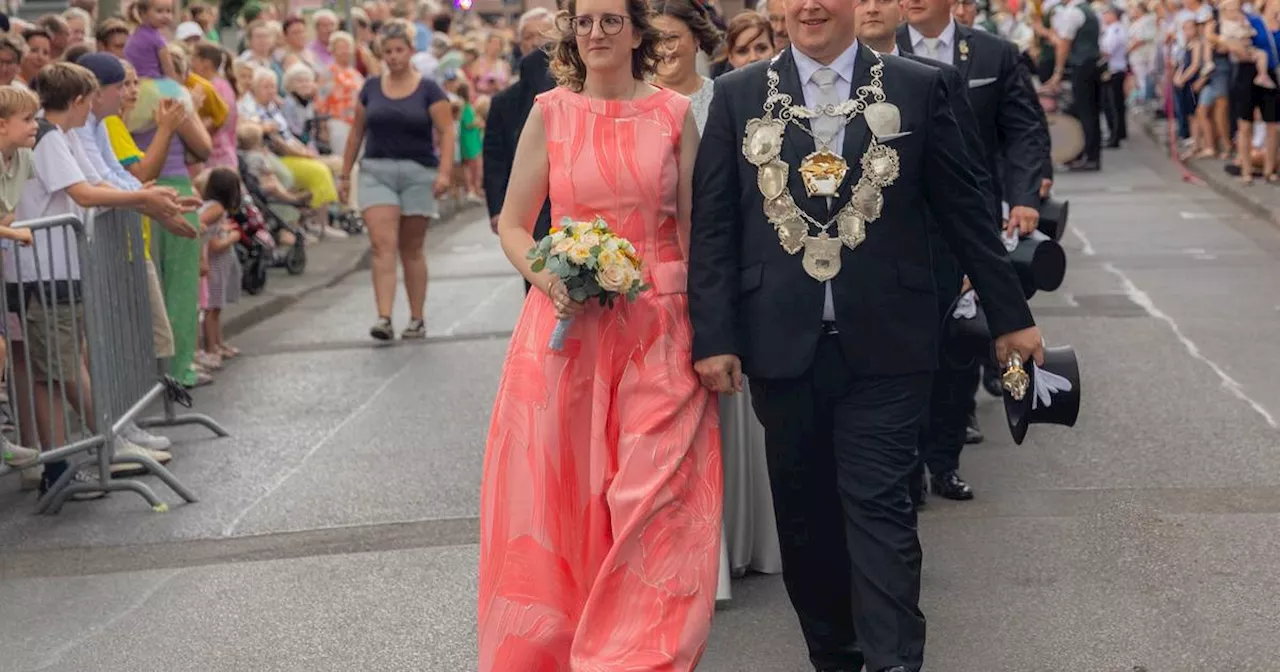 Korschenbroich: Improvisation bei Königinnenparade beim Schützenfest 2024 in Glehn