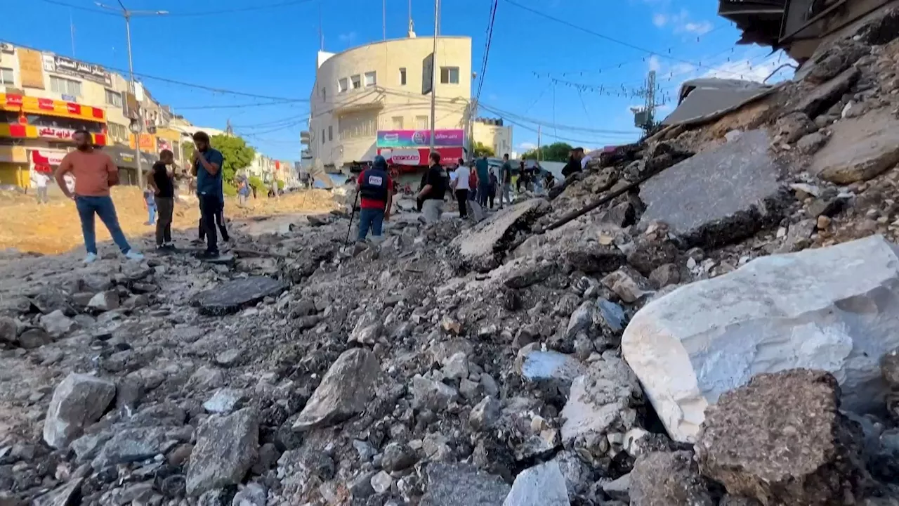 Guerre au Proche-Orient : des bulldozers militaires israéliens détruisent des routes à Jénine, en Cisjordanie