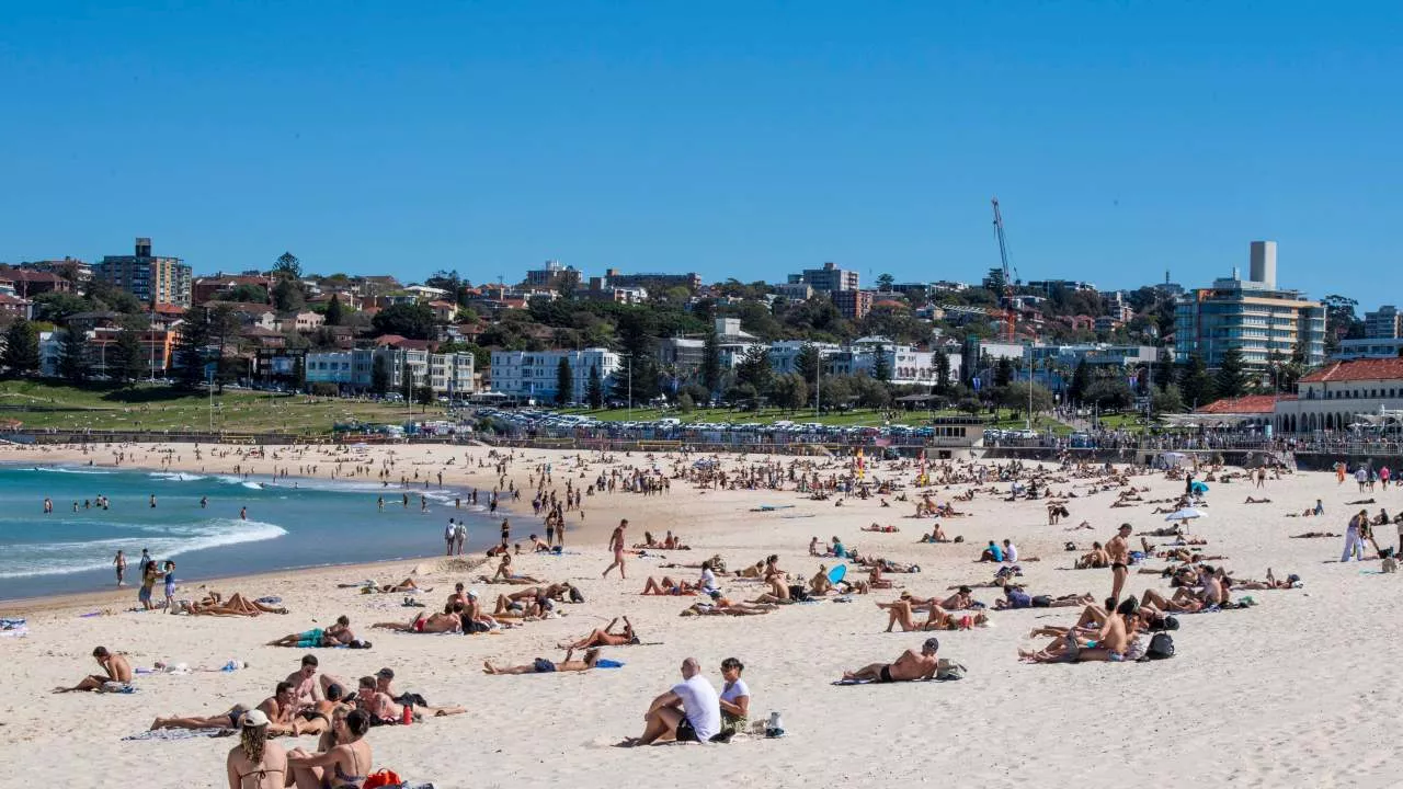 Sydneysiders brace for another round of summer-like heat as temps soar to 30C