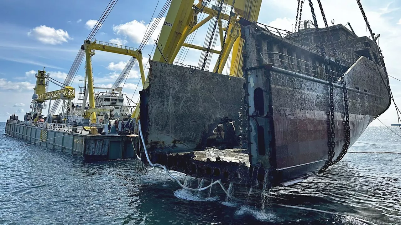 Riesiger Schwimmkran hebt Wrack der 'Verity' aus der Nordsee