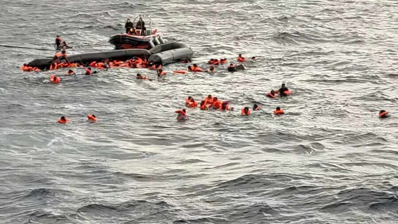 Si capovolge un barcone di migranti, 21 dispersi al largo di Lampedusa