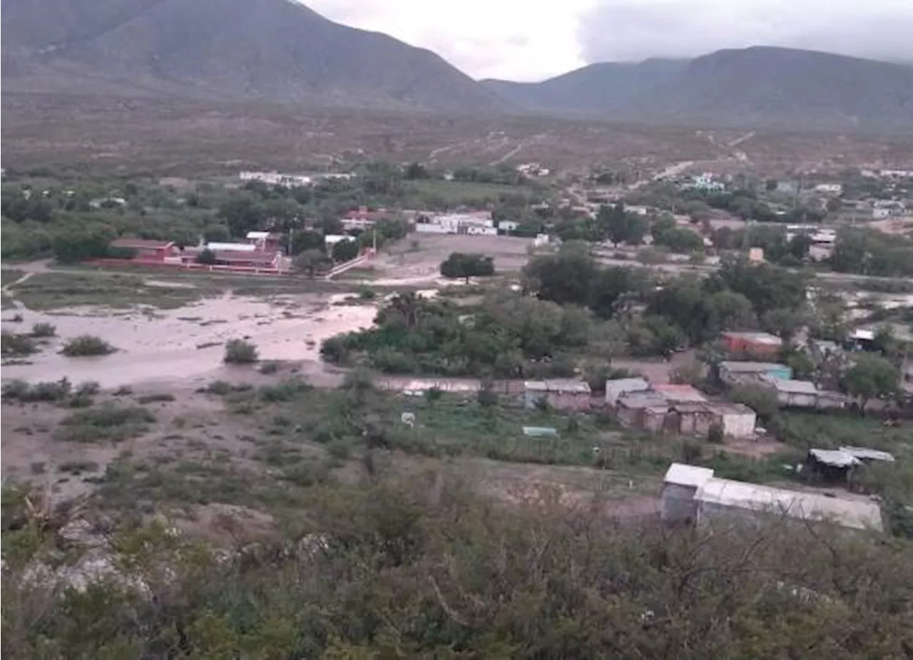 Inunda fuerte corriente tres casas y una escuela en Parras; deja daños materiales